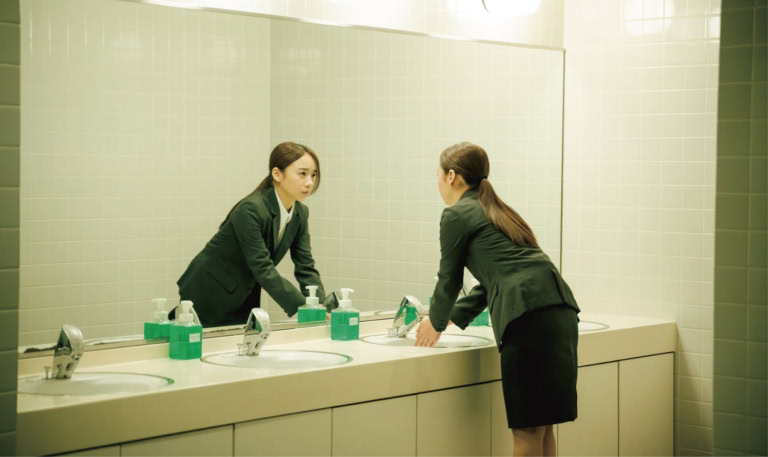 映画『恋愛裁判』より裁判に挑む真衣（齊藤京子）