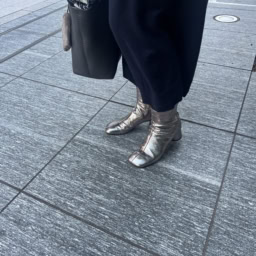 「『ペリーコ』のシルバーブーツはギラギラ感が控えめ。ネイビーなどダークトーンのカラーに馴染みながらも、足元を洗練させてくれます」