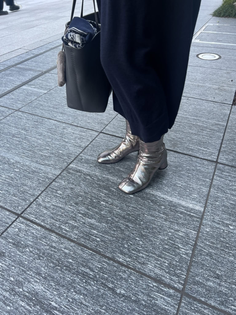 「『ペリーコ』のシルバーブーツはギラギラ感が控えめ。ネイビーなどダークトーンのカラーに馴染みながらも、足元を洗練させてくれます」