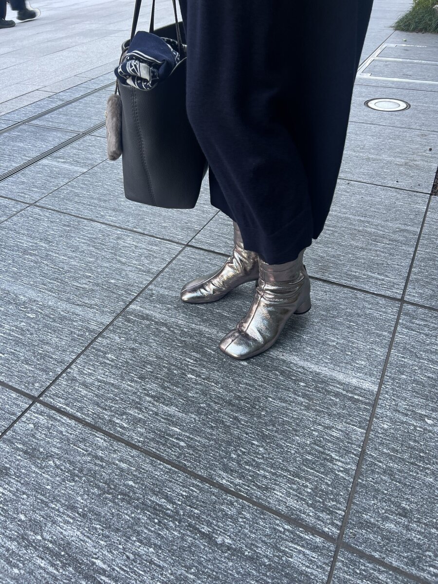 「『ペリーコ』のシルバーブーツはギラギラ感が控えめ。ネイビーなどダークトーンのカラーに馴染みながらも、足元を洗練させてくれます」