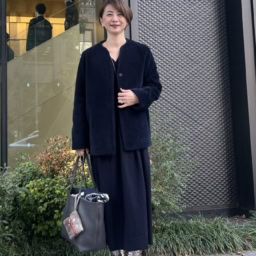 【第1位】【60代お手本スナップ】ワントーンコーデをあか抜けさせるには？異素材レイヤードで深みのある着こなしに！キレのある小物アレンジで洒落感をUP