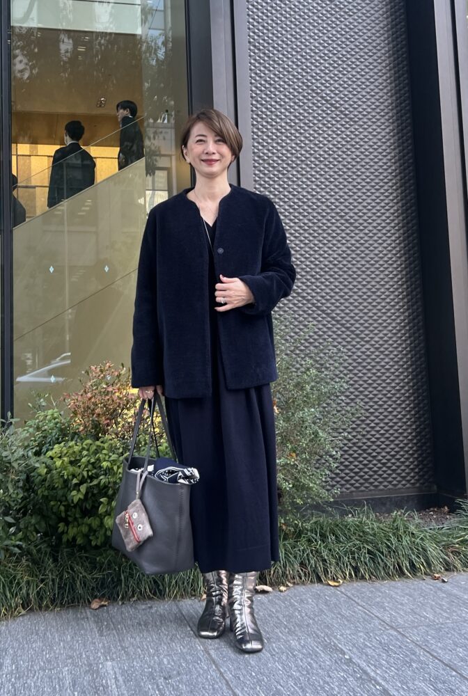 【第1位】【60代お手本スナップ】ワントーンコーデをあか抜けさせるには?異素材レイヤードで深みのある着こなしに!キレのある小物アレンジで洒落感をUP