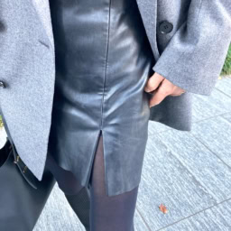 「レザーのミニスカートはスリットも入っていて足のラインを綺麗に見せてくれます。同色のタイツ＆ロングブーツで縦に細長いシルエットを強調できるので、悪目立ちせず大人なスタイルに着地します」