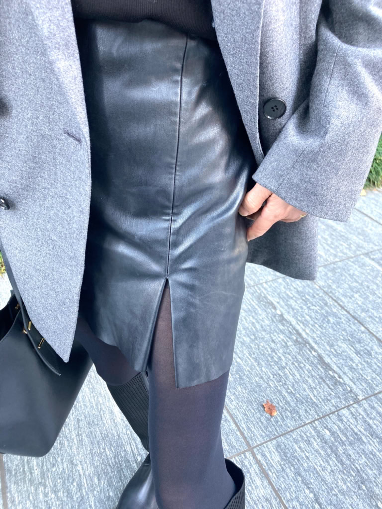 「レザーのミニスカートはスリットも入っていて足のラインを綺麗に見せてくれます。同色のタイツ＆ロングブーツで縦に細長いシルエットを強調できるので、悪目立ちせず大人なスタイルに着地します」