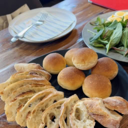 「カタネベーカリー」の小麦香るバゲット＆丸パン、「ブレッドワークスU」の全粒粉食パン