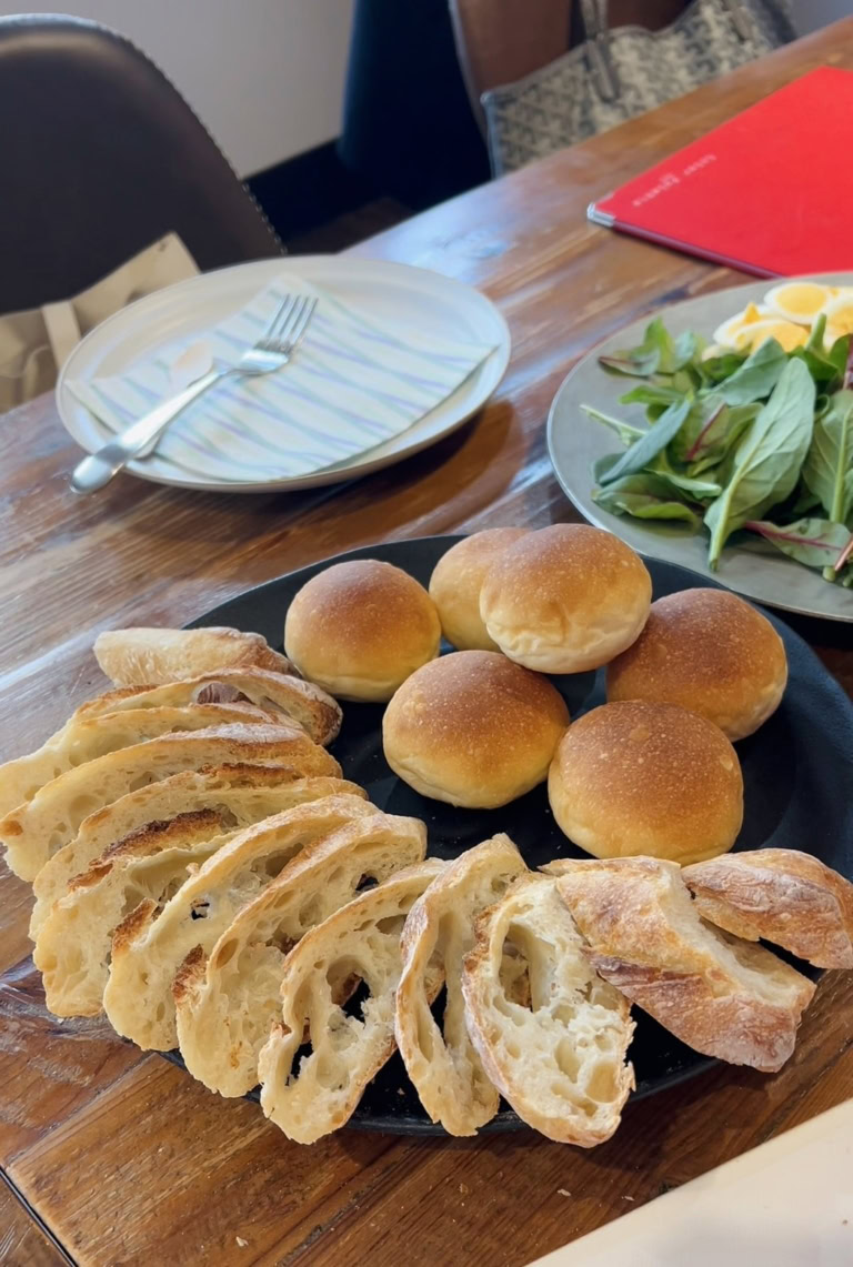 「カタネベーカリー」の小麦香るバゲット＆丸パン、「ブレッドワークスU」の全粒粉食パン