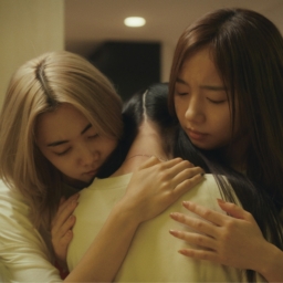 映画『恋愛裁判』よりメンバーをなぐさめる真衣(齊藤京子)と梨紗(小川未祐)