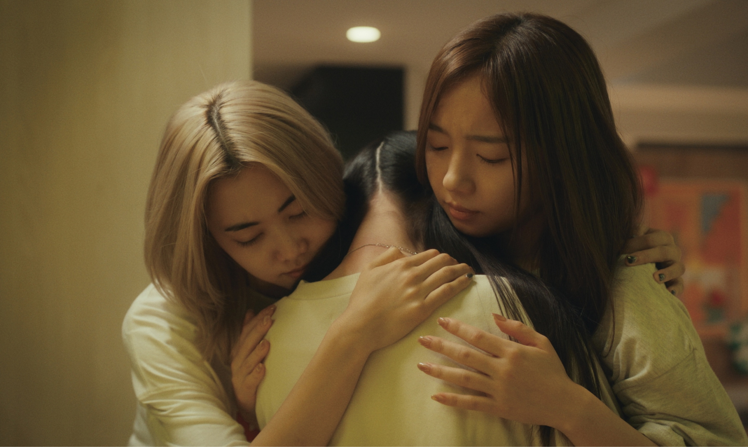 映画『恋愛裁判』よりメンバーをなぐさめる真衣(齊藤京子)と梨紗(小川未祐)