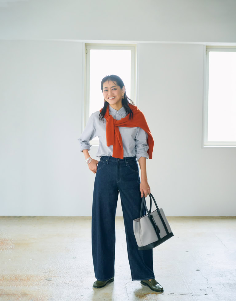 バギーカーブジーンズ¥4,990、シャツ¥3,990、肩にかけたニット¥9,990/すべてユニクロ、バッグ¥8,690/カシュカシュ(アンビリオン)、ローファー¥34,100/ジーエイチバス(ジーエイチバス トウキョウ)、ピアス¥19,800/ワンエーアールバイウノアエレ、リング¥346,500/ウノアエレ(ともにウノアエレ ジャパン)、バングル¥7,830/アビステ