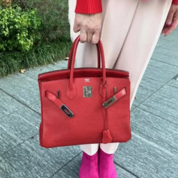 「ピンクにあえて赤やオレンジなど主張が強いカラーを合わせることが好きなんです。今回は、赤のバーキンを効かせ色に。明るいカラーを身に纏うと気持ちもハッピーで晴れやかな1日を過ごせます」