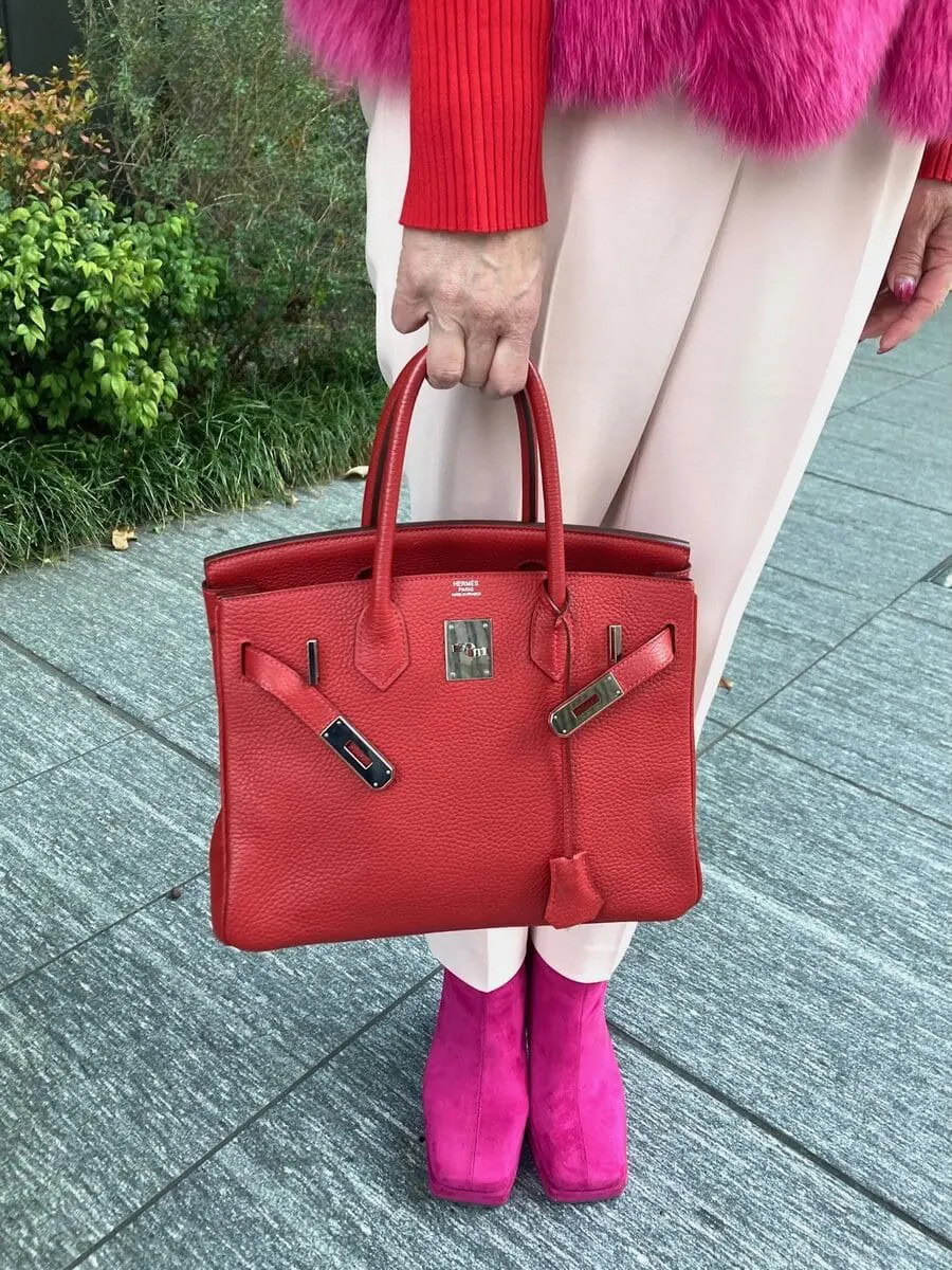 「ピンクにあえて赤やオレンジなど主張が強いカラーを合わせることが好きなんです。今回は、赤のバーキンを効かせ色に。明るいカラーを身に纏うと気持ちもハッピーで晴れやかな1日を過ごせます」