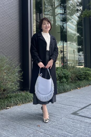 【60代お手本スナップ】ベーシック色にアイシーブルーのバッグを効かせて！キラキラトップスもポイントです