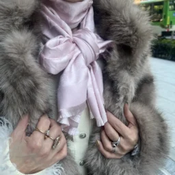 「もともと白やピンクが好きなので、首元は『ルイ・ヴィトン』のストールをリボンに結びアクセントに。顔まわりがパッと上品＆華やかに着地します♡手元は母から譲り受けたルビーのリングはお守り代わりにいつも付けていて、他のリングはTPOやその日の気分でセレクトしています」