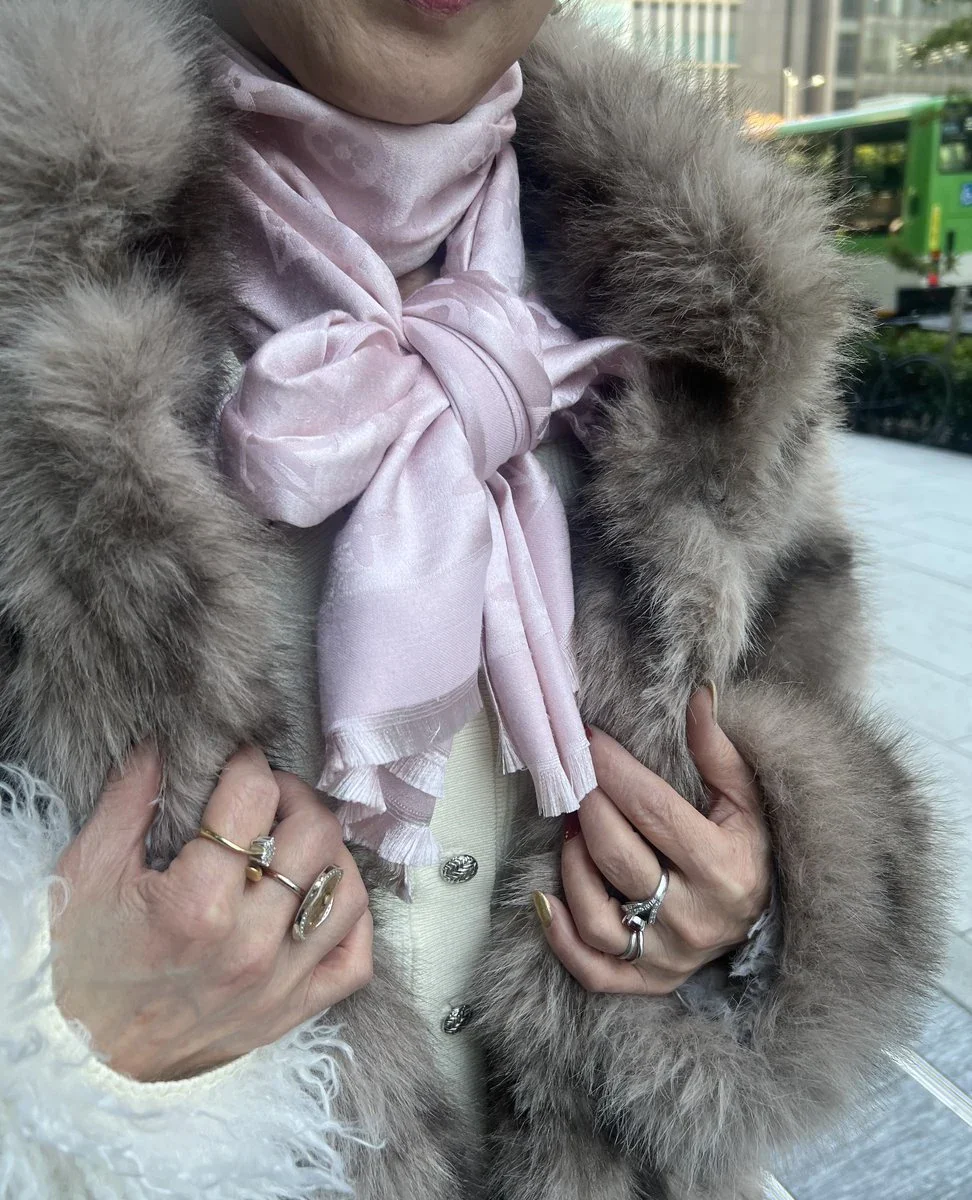 「もともと白やピンクが好きなので、首元は『ルイ・ヴィトン』のストールをリボンに結びアクセントに。顔まわりがパッと上品&華やかに着地します♡手元は母から譲り受けたルビーのリングはお守り代わりにいつも付けていて、他のリングはTPOやその日の気分でセレクトしています」