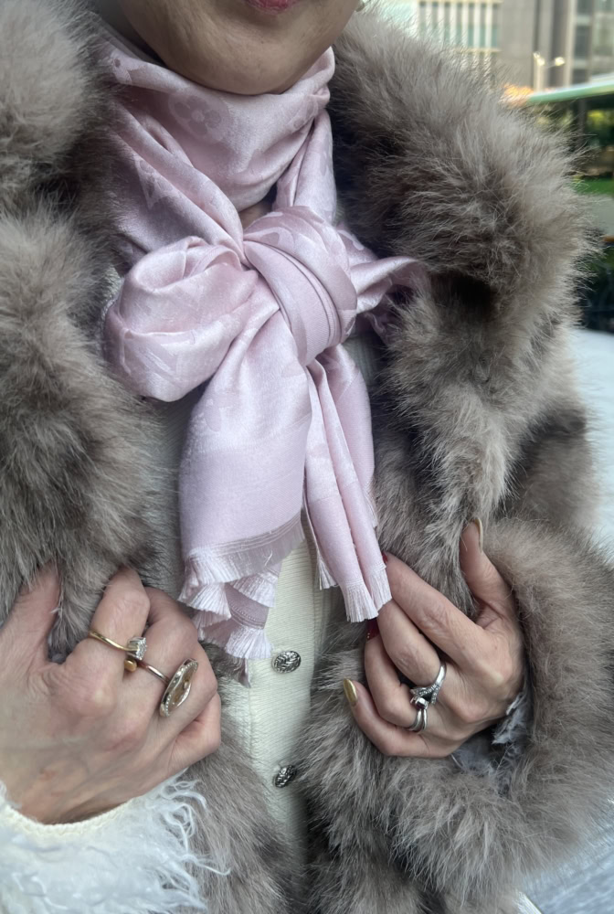 ルイ・ヴィトンのストールをリボンに結びアクセント