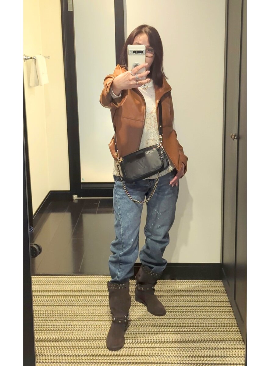 シープレザーブルゾン/oksoon(new)、レースキャミ/私のブランド、スリムストレートデニム/UG(new)、スエードレザーブーツ/ZARA(new)