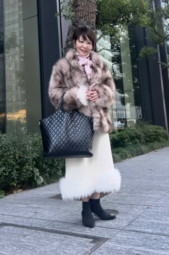 【60代お手本スナップ】「SHEIN」のドラマチックなアイテムで季節感いっぱい！大人フェミニンなお出かけコーデ