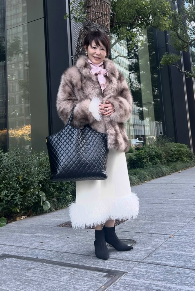 【60代お手本スナップ】「SHEIN」のドラマチックなアイテムで季節感いっぱい!大人フェミニンなお出かけコーデ