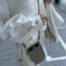 「トップスは、イギリス発のサステナブルファッションブランド「MOTHER OF PEARL」のもの。縫製までサステナブルを実現しているのはもちろん、シンプルながらもディテールにこだわり、たっぷりとギャザーをきかせた袖に惚れ込んで購入しました。綺麗めだけでなくカジュアルなスタイルにも着回せます」