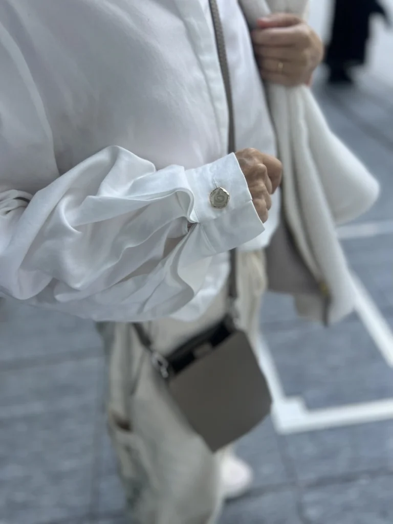 「トップスは、イギリス発のサステナブルファッションブランド「MOTHER OF PEARL」のもの。縫製までサステナブルを実現しているのはもちろん、シンプルながらもディテールにこだわり、たっぷりとギャザーをきかせた袖に惚れ込んで購入しました。綺麗めだけでなくカジュアルなスタイルにも着回せます」