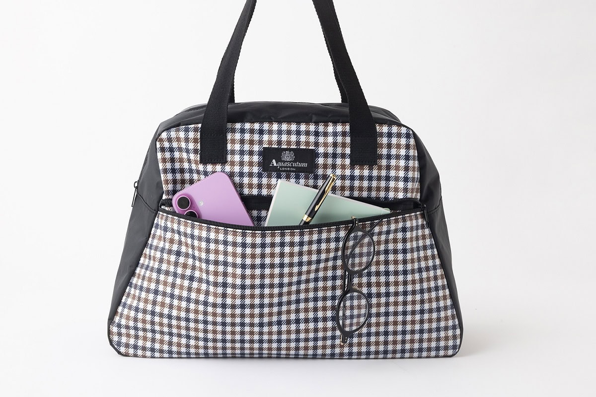 GLOW3月号特別付録「アクアスキュータム」の「大容量ボストンバッグ」