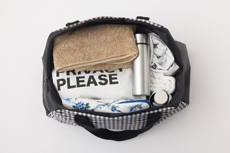 GLOW3月号特別付録「アクアスキュータム」の「大容量ボストンバッグ