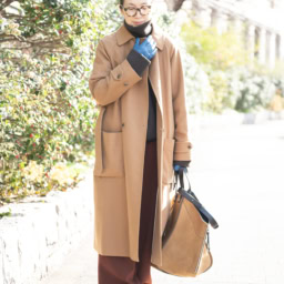 キャメルコーデはブルーの手袋をアクセントにして洗練された着こなしに！