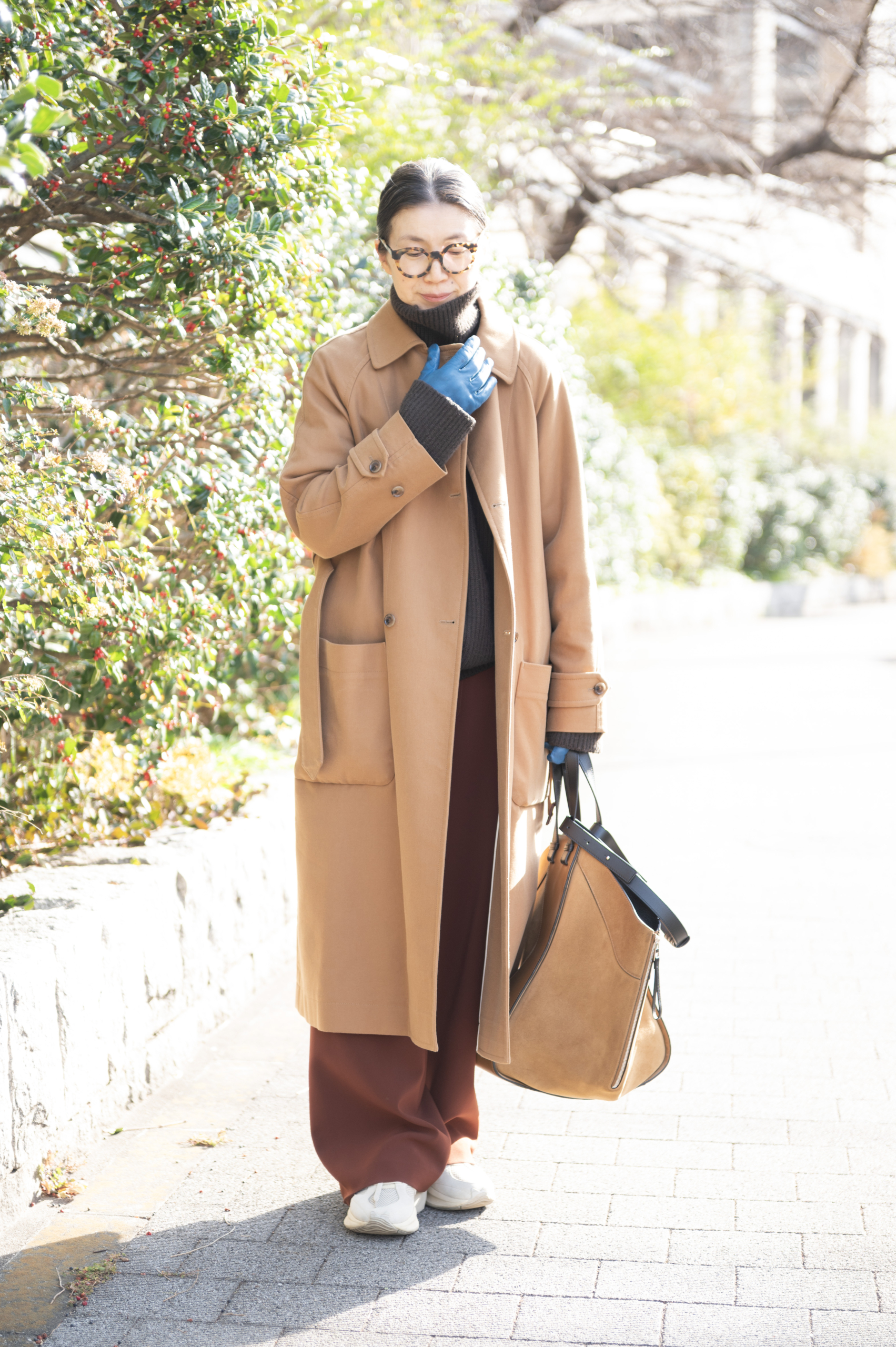 キャメルコーデはブルーの手袋をアクセントにして洗練された着こなしに!