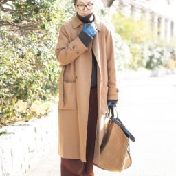 コート...J&MDAVIDSON、茶リブニット...イッセイミヤケ、パンツ...ソージュ、バッグ...ロエベ、シューズ...ニューバランス、グローブ...ズッカ