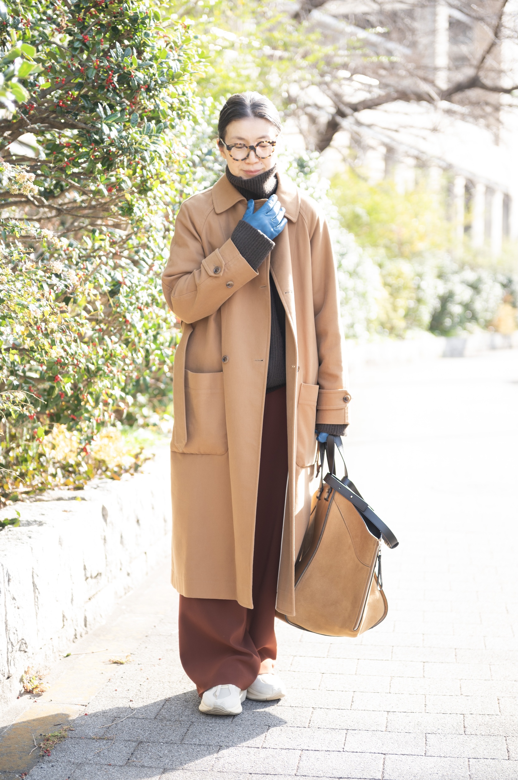 コート...J&MDAVIDSON、茶リブニット...イッセイミヤケ、パンツ...ソージュ、バッグ...ロエベ、シューズ...ニューバランス、グローブ...ズッカ