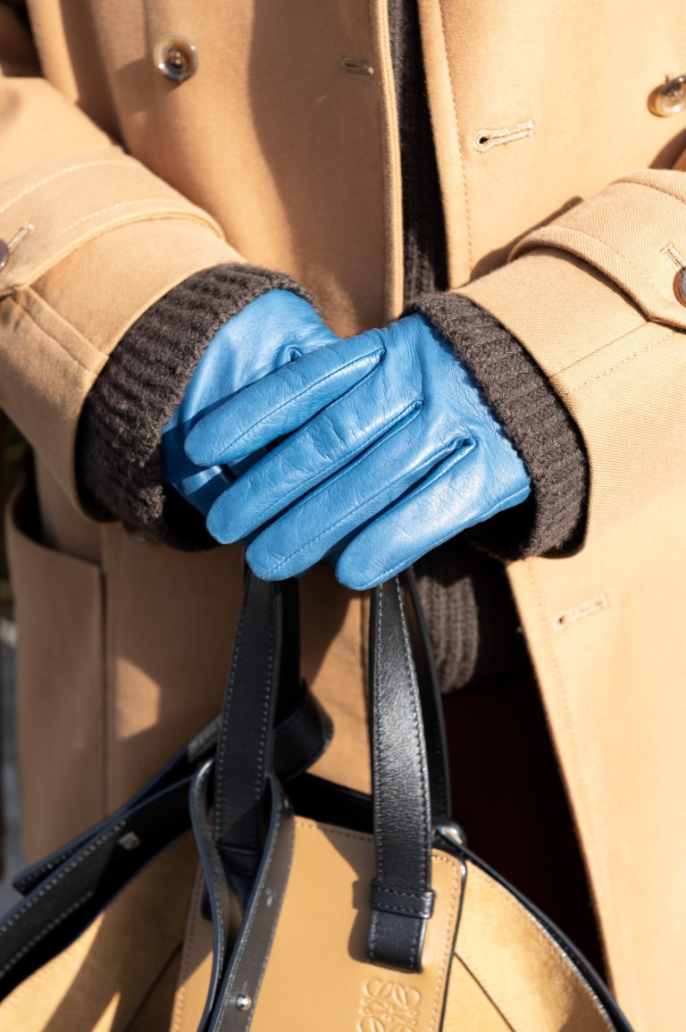 目の覚めるようなブルーの「ズッカ」の手袋