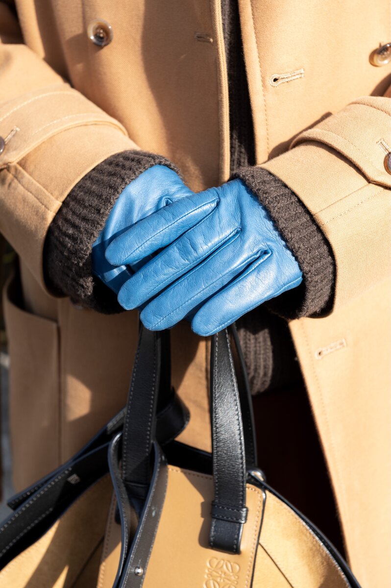 目の覚めるようなブルーの「ズッカ」の手袋