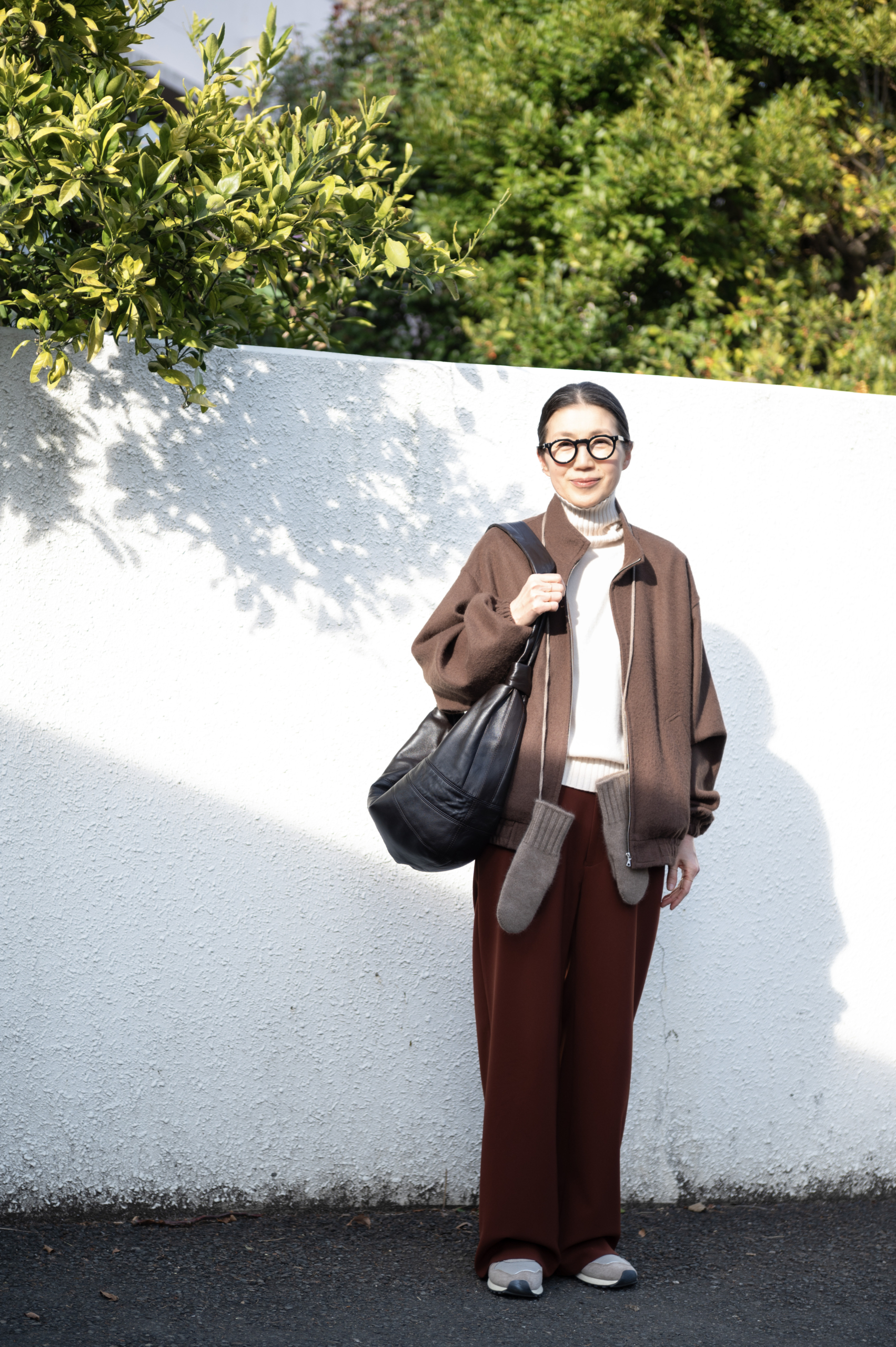 トレンドの「ブラウン×白」でカジュアルな中にも品のある大人の雰囲気に!【Day4】