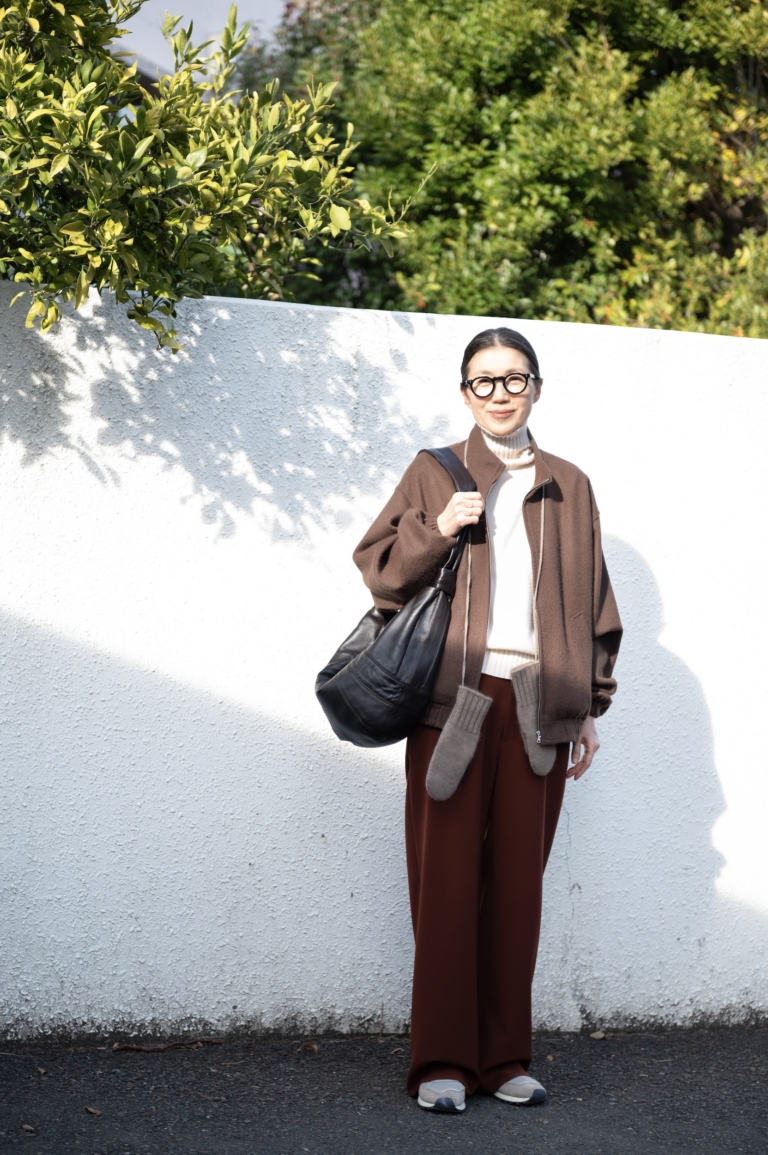 ブルゾン...オーラリー、ニット...ユニクロ、パンツ...ソージュ、ミトン...オーラリー、シューズ...ニューバランス、バッグ...ルメール