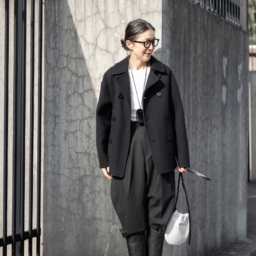 ピーコート...ハイク、ニット...セオリー、パンツ...ソージュK、ロングブーツ...ファビオルスコーニ、バッグ...ハイク、キーケース...ルメール