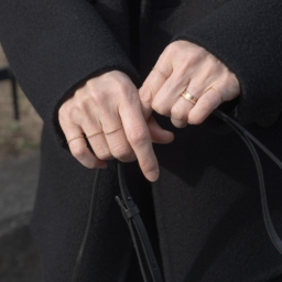 華奢なリングをレイヤード