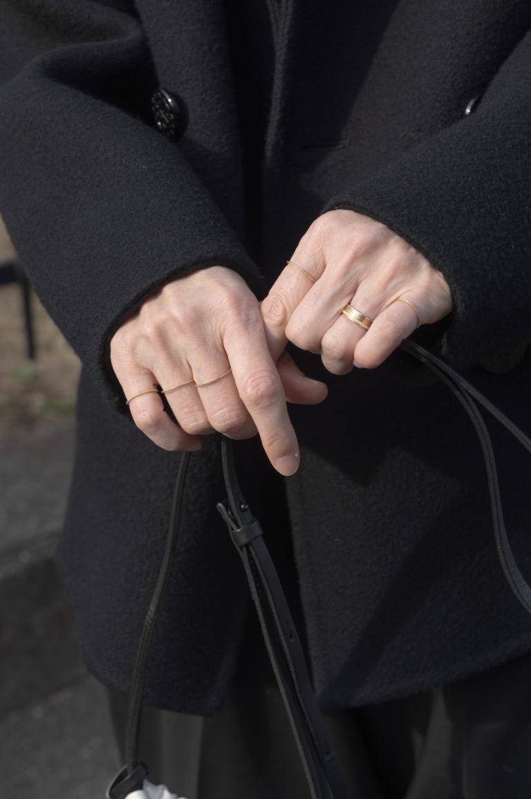 華奢なリングをレイヤード