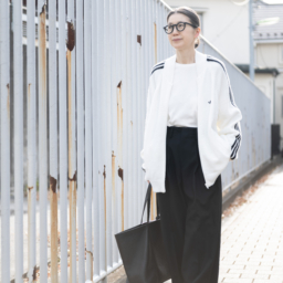 スポーティなブルゾンで遊びを効かせたモノトーンの着こなし【Day6】