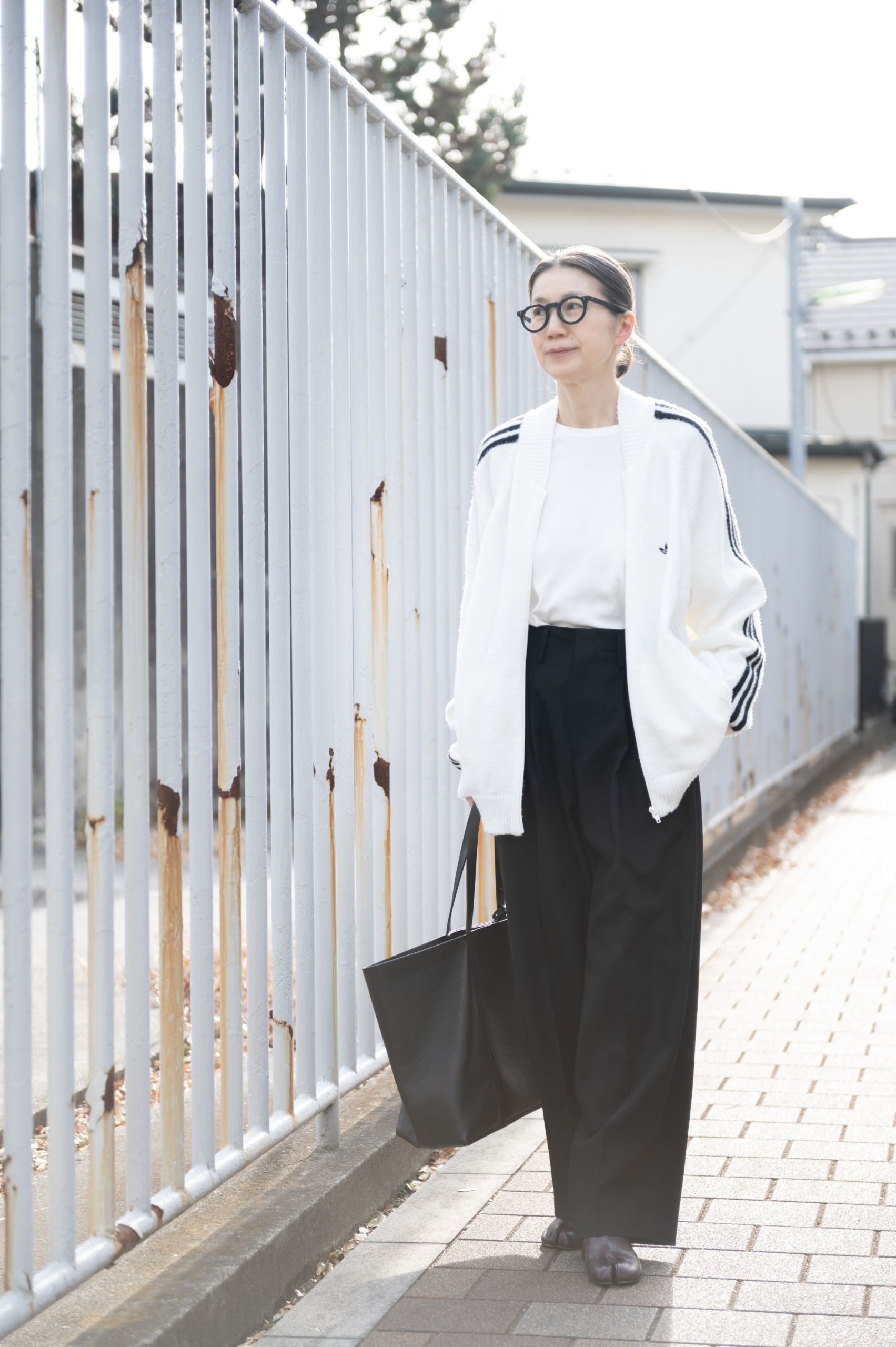 スポーティなブルゾンで遊びを効かせたモノトーンの着こなし【Day6】