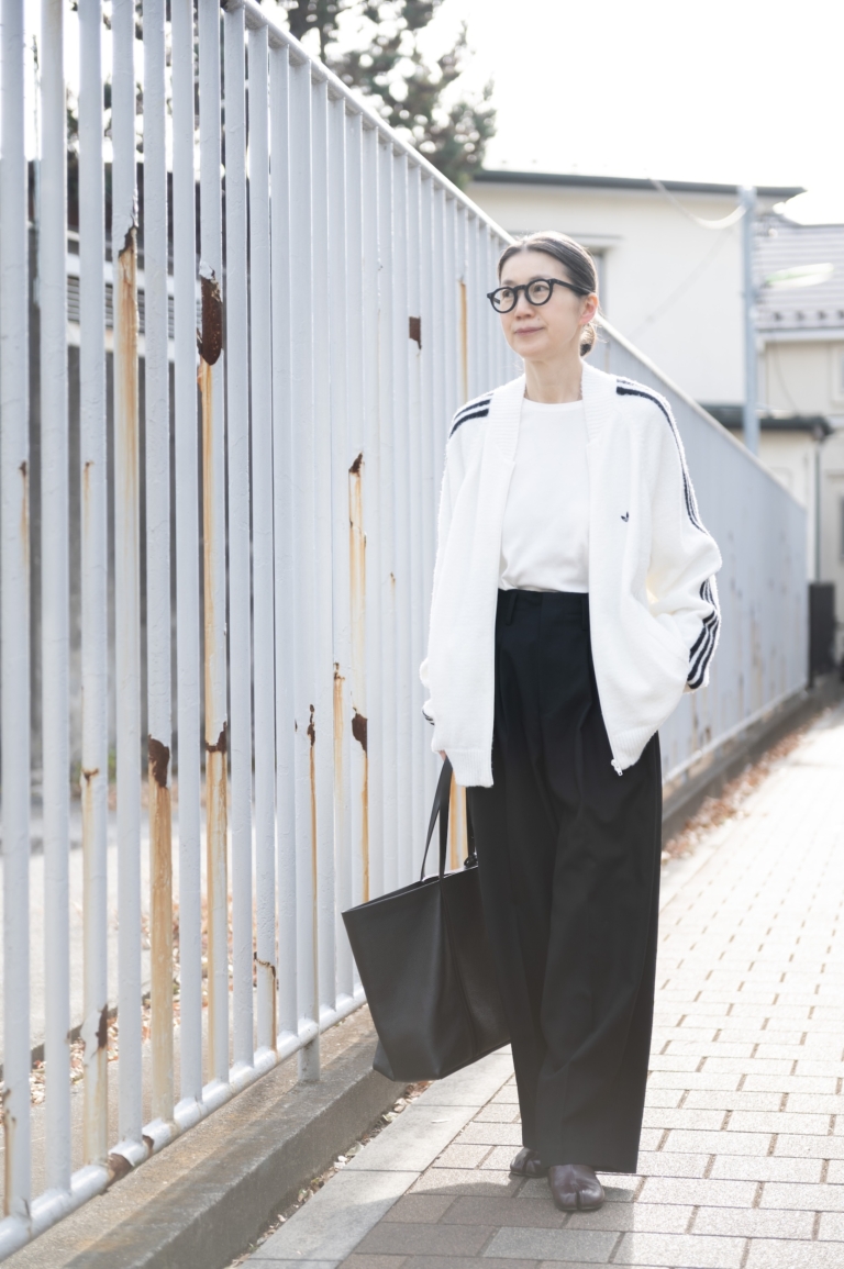 ニットブルゾン...アディダス、インナーニット...セオリー、パンツ...ソージュK、シューズ...メゾンマルジェラ、バッグ...ハイク