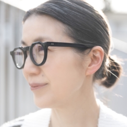 黒メガネもモノトーンコーデのアクセントに