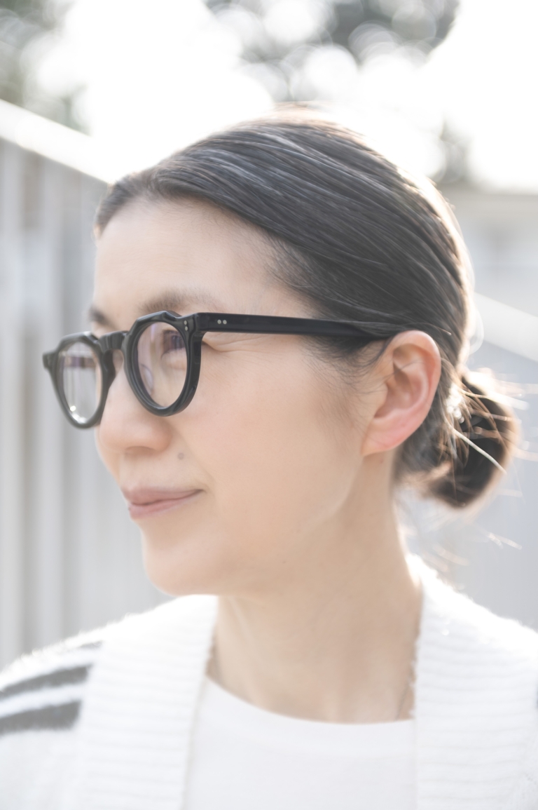 黒メガネもモノトーンコーデのアクセントに