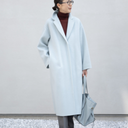 インナーの落ち着いたボルドーを締め色にしてペールブルーのスタイリングを大人っぽく！【Day2】