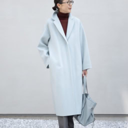 コート...ソージュ、ニット...ザラ、パンツ...アローズ、シューズ...ザラ、バッグ...J&M DAVIDSON