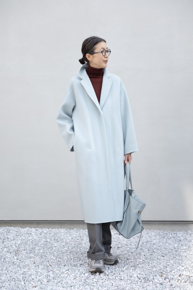 コート...ソージュ、ニット...ザラ、パンツ...アローズ、シューズ...ザラ、バッグ...J&M DAVIDSON