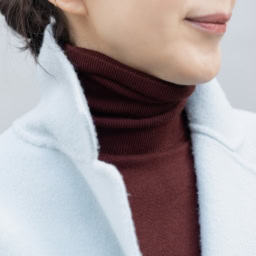 ボルドーのハイネックニットを締め色に