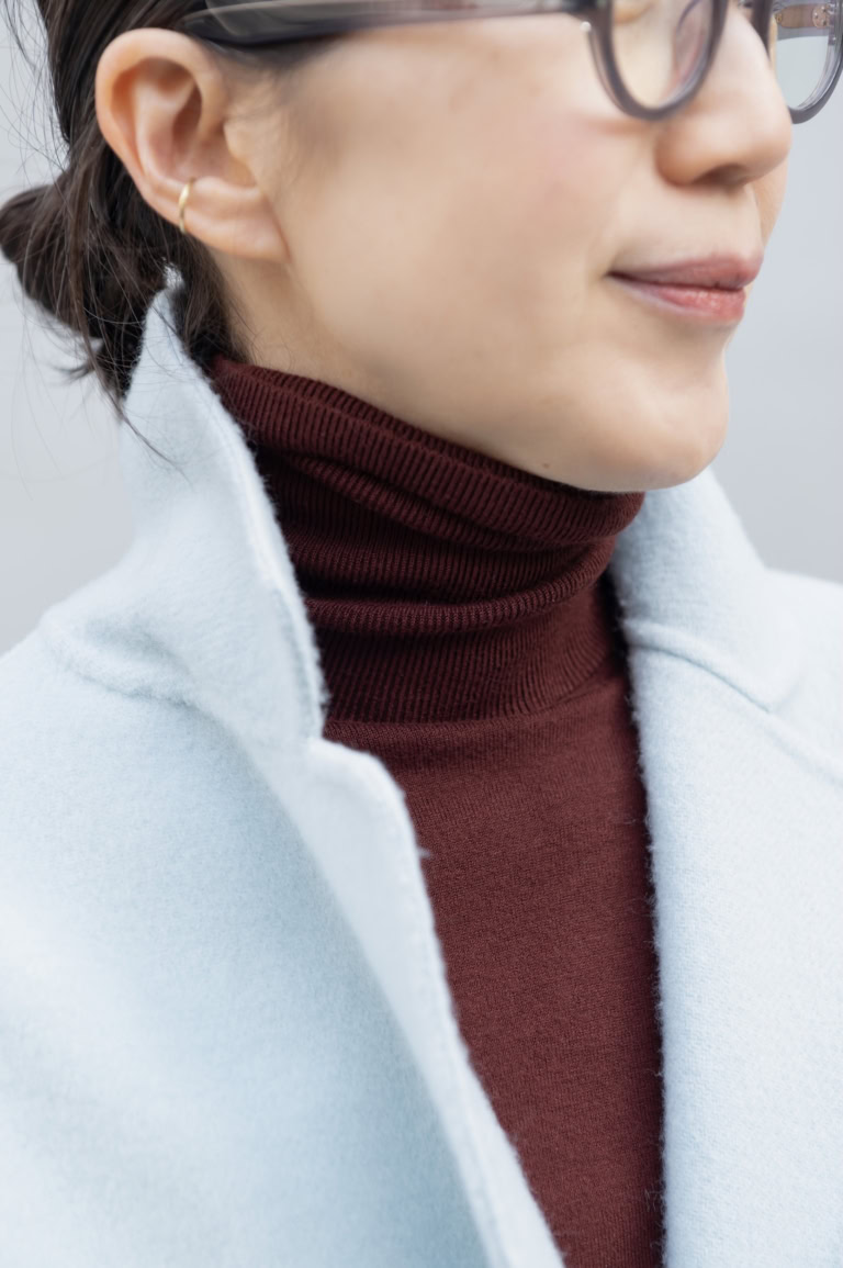 ボルドーのハイネックニットを締め色に