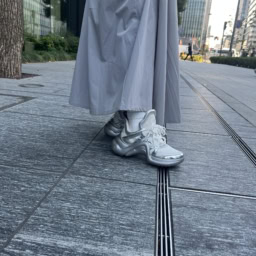 「このスニーカーは元々娘のものだったのですが、サイズの関係でもらうことに！独創的なデザインなので、履くだけで足元に洒落感が宿ります」