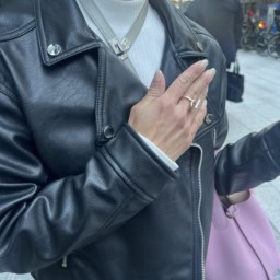 「チョーカーとリングはどちらも『エルメス』。どちらもメゾンのアイコニックなモチーフなだけに長年私のおしゃれのポイントとして活躍してくれています！」