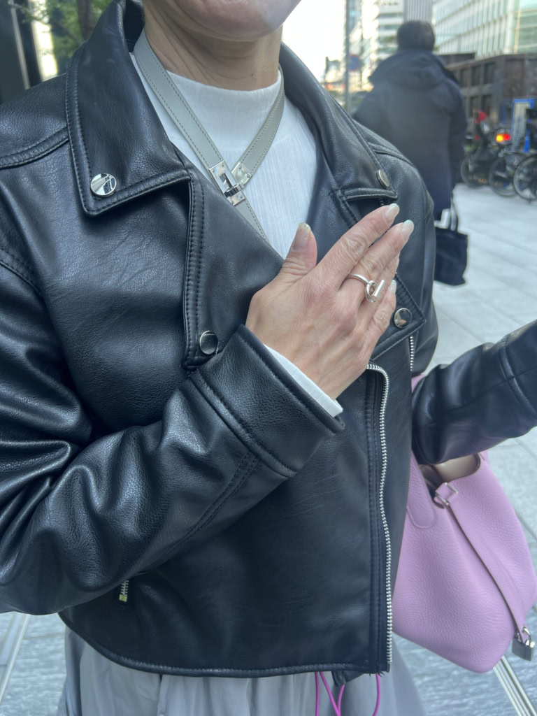 「チョーカーとリングはどちらも『エルメス』。どちらもメゾンのアイコニックなモチーフなだけに長年私のおしゃれのポイントとして活躍してくれています！」